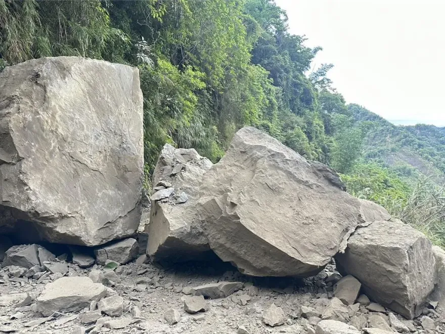 快訊/可怕！嘉義159甲線28k「數噸巨石崩落」封路了