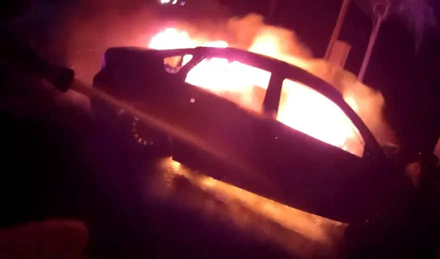 影/苗栗台1線轎車自撞瞬間變火球！駕駛不見了　聯絡車主中