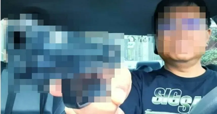 網友未受到驚嚇！台鐵潮州副站長PO「舉槍照」嗆酸民　法院裁不罰：只是情境照