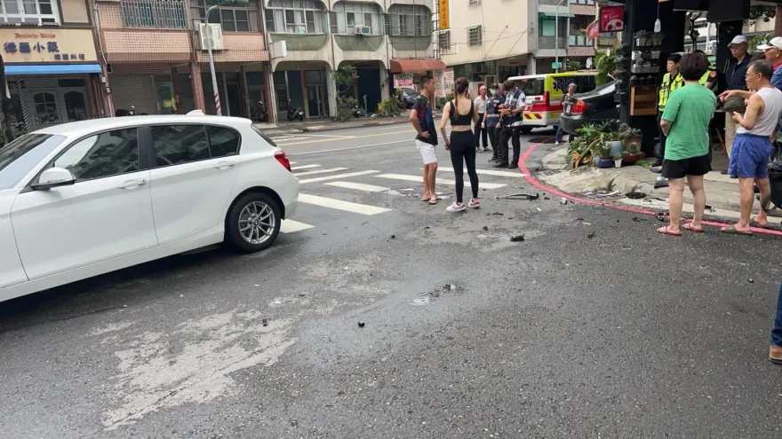 影/高雄2車撞進早餐店　露肚瑜伽妹下車「火辣身材」成亮點