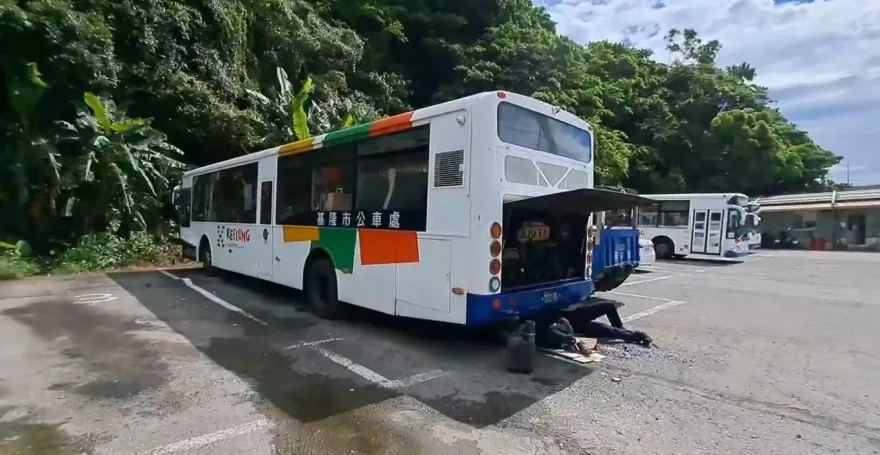 影/基隆公車沿路漏油！害10人慘摔送醫　外送員更慘…肋骨斷7根