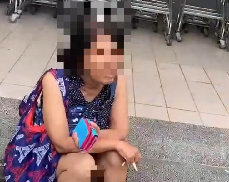 又見隨機攻擊！女大生等公車遭婦人甩7巴掌扯髮　國小生、長髮男神救援