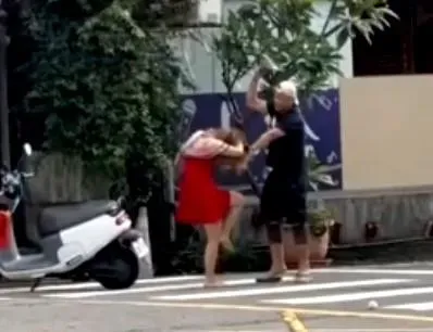 影/只為千元酒錢！高雄男拿木屐狂毆 　老闆娘「頭部爆血」跌坐在地