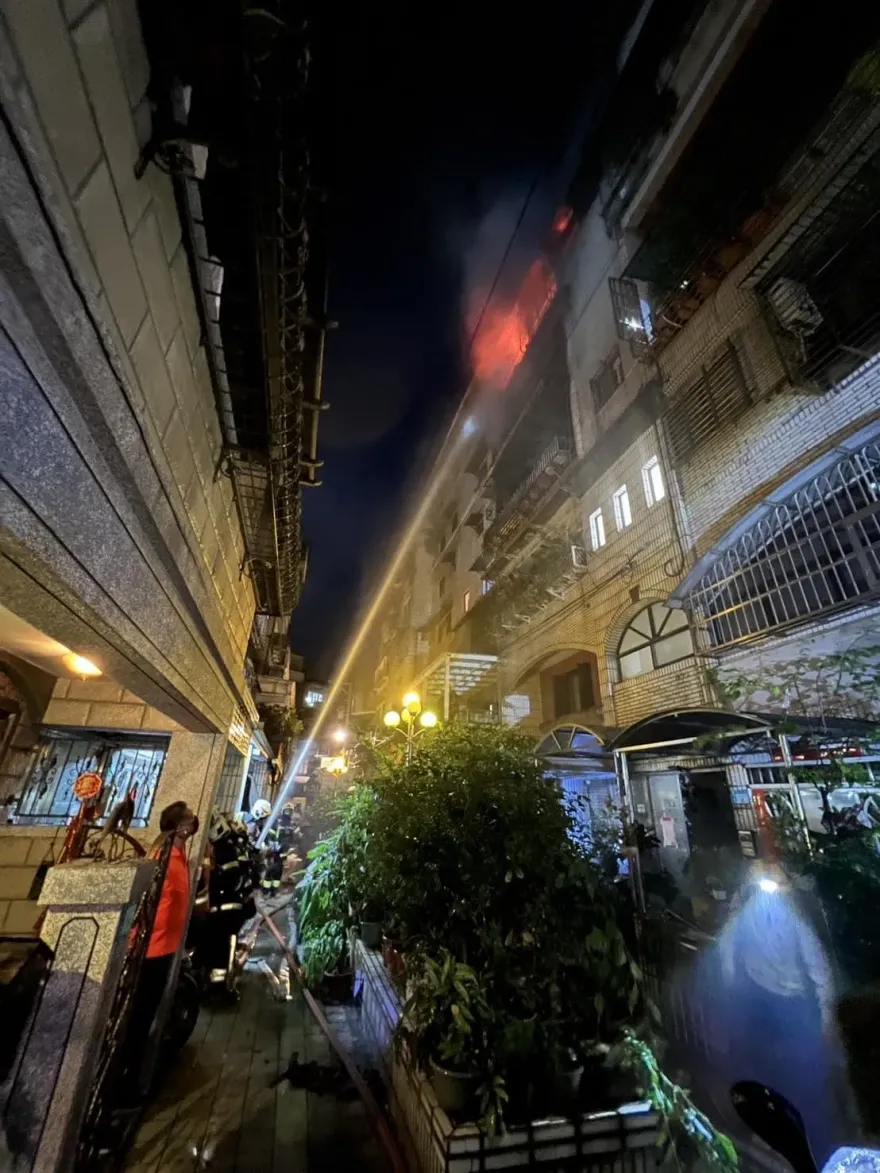 快訊/土城凌晨嚴重火災！　「3死2嗆傷」...公寓成火海畫面曝
