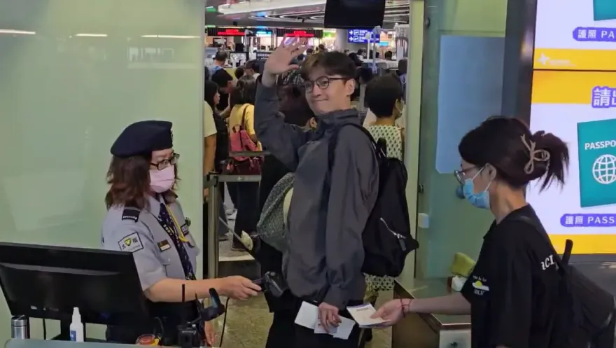 影/胡歌離台了！19小時旋風式訪台　現身桃機簽名、合照超寵粉