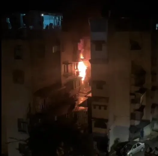 影/疑為鋰電池爆炸！女兒男友「遭壓鐵皮下成焦屍」　土城惡火釀3死