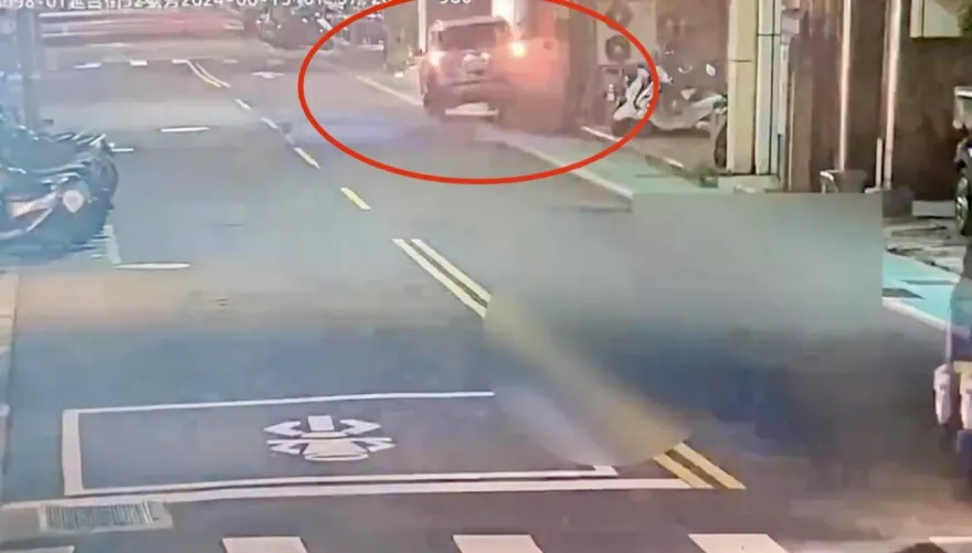 影/撞擊瞬間！北市松山凌晨自小客衝撞民宅　車頭全毀釀停水停電