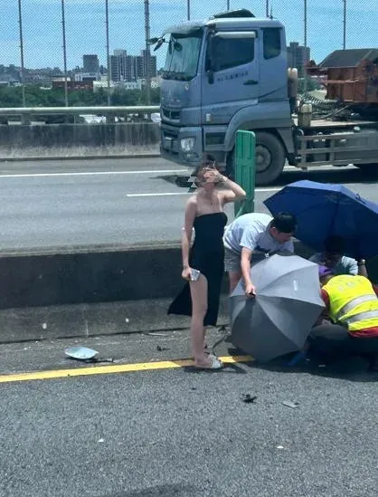 快訊/平口低胸、開高衩！國道2號驚悚車禍　暖心辣妹指揮交通…網暴動了