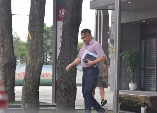 王義川認了「BMW連續闖紅燈」！Threads承諾繳罰單反控徐巧芯：會去報案遭跟蹤監控