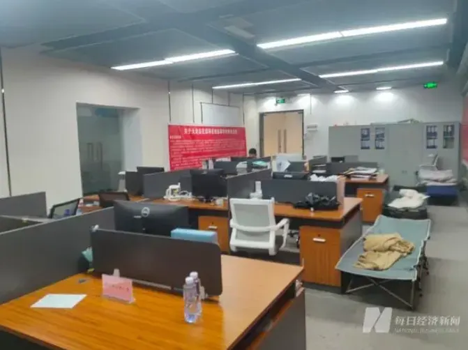 深圳老牌地產公司出事！3小時裁光所有人　員工「看門口公告」才知失業了