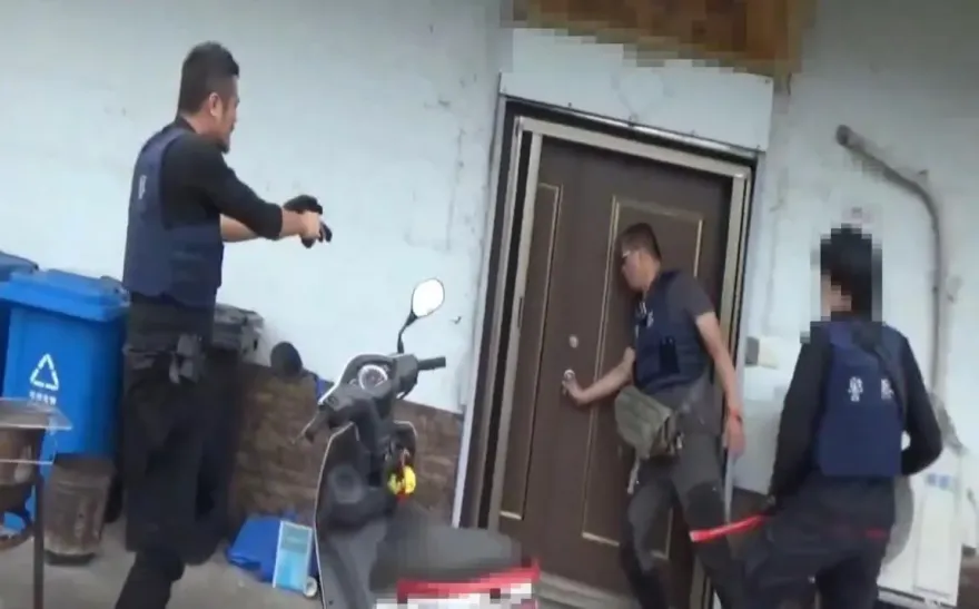 影/警監控販毒集團巧遇小弟試槍　警攻堅逮3嫌查獲2把手槍