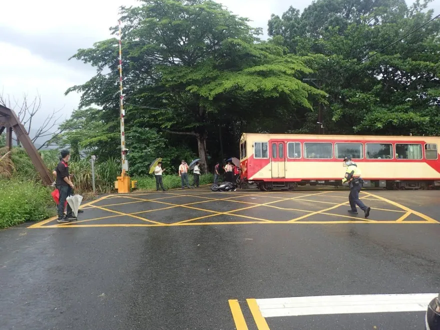 只差50公分！8旬翁騎機車闖平交道　「連人帶車」倒鐵軌險遭撞