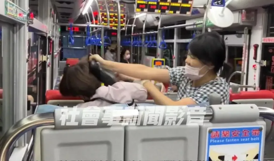 影/淡水2婦人公車上互毆扯髮　只因她不滿對方「靠太近」