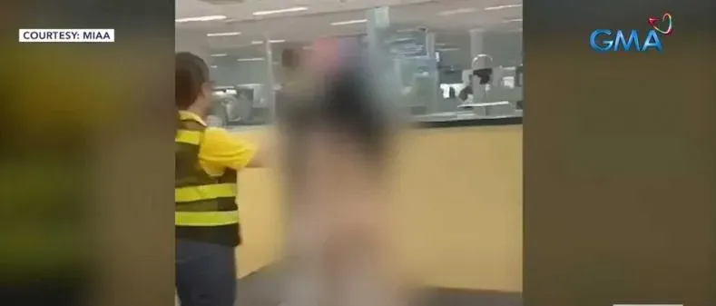 影/不滿被罰款！越南女一絲不掛大鬧馬尼拉機場　全裸直闖安檢區