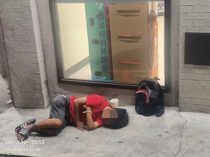 台中沙鹿「紅衣小朋友」半夜睡在超商外　網友好擔心…真相曝光
