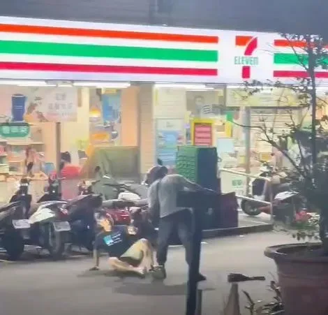 不滿重機不讓路！38歲男水瓶砸向騎士　2人「巷弄開打」…民眾吃瓜看傻眼