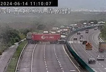 快訊/用路人注意！國4三輛大貨車追撞　「貨櫃車折甘蔗」全線封閉...回堵1K