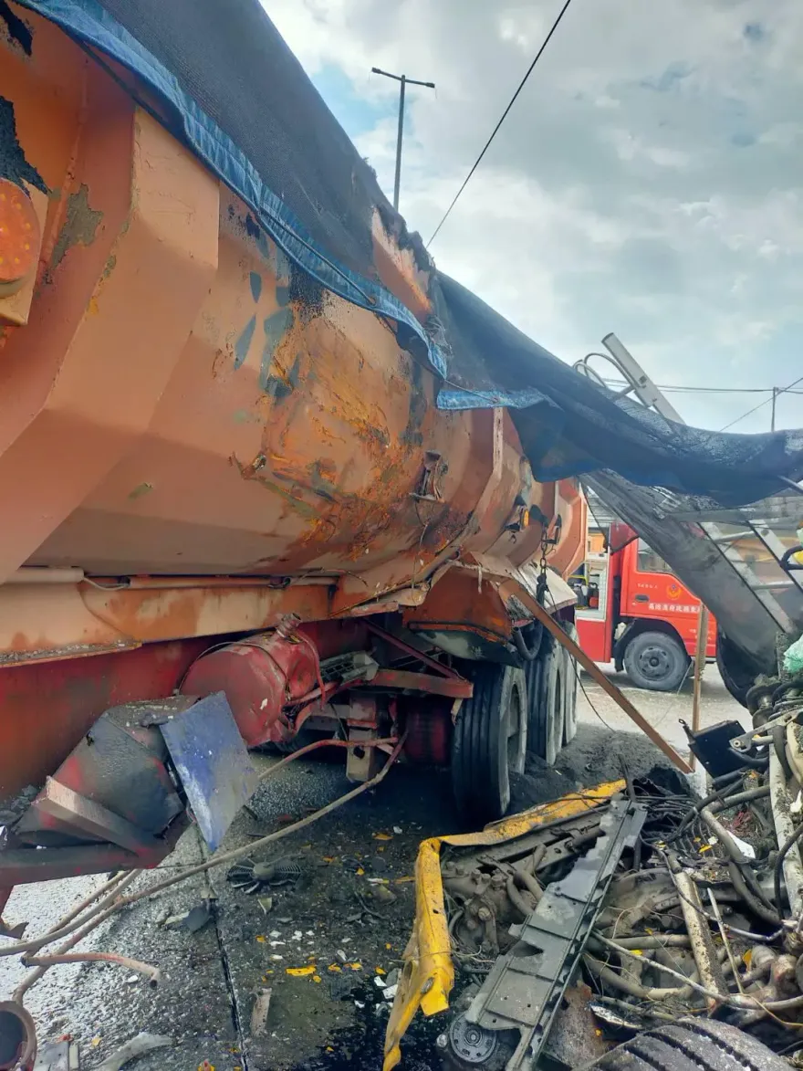 快訊/國道10號旁釀死亡車禍！聯結車遭攔腰撞　1司機慘死現場恐怖畫面曝
