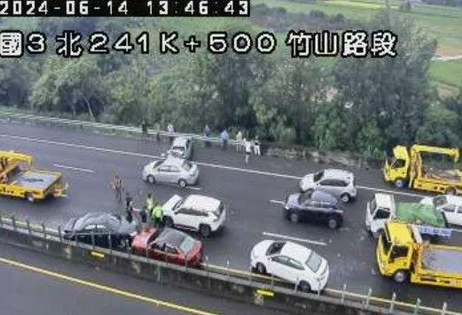 快訊/國3南向竹山段7車撞一團！2車道「佔滿滿」　車流回堵成停車場
