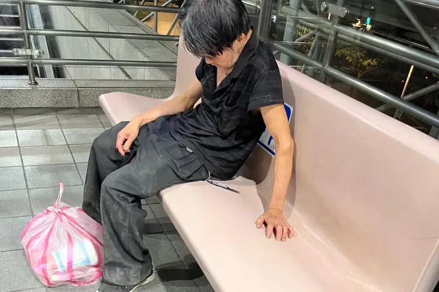 男子搭捷運腰間佩刀嚇壞乘客　警趕到場他回「割紙箱用的」