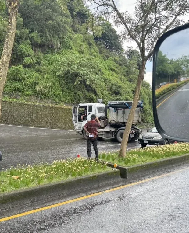 快訊/台9線蘇澳段驚悚車禍！大貨車疑下雨打滑釀災　軍人公墓前「折甘蔗」