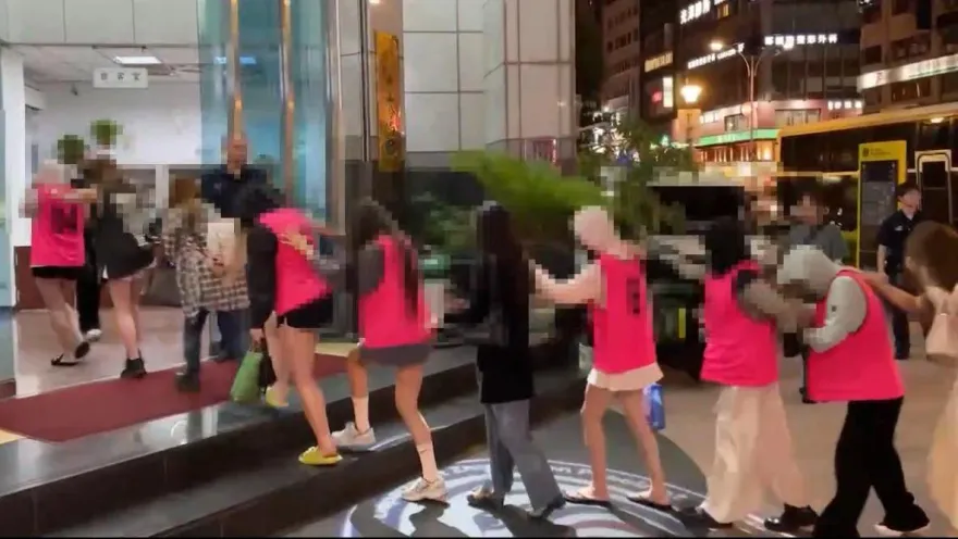 影/五木區養生館暗藏春色花名冊供選妃　警突襲掃蕩31按摩妹排隊進警局