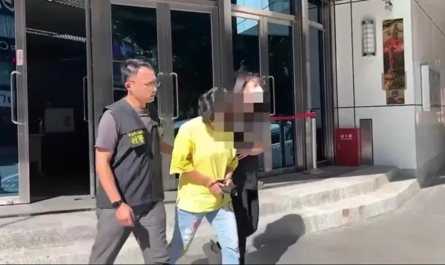 影/捷運拾得物包包驚見毒品吸食器　警循線逮女毒蟲意外再抓通緝男友