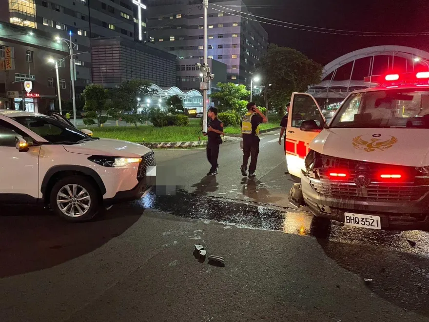 快訊/緊急就近換醫院！救護車載傷患急送醫　另一間醫院大門旁撞上休旅車