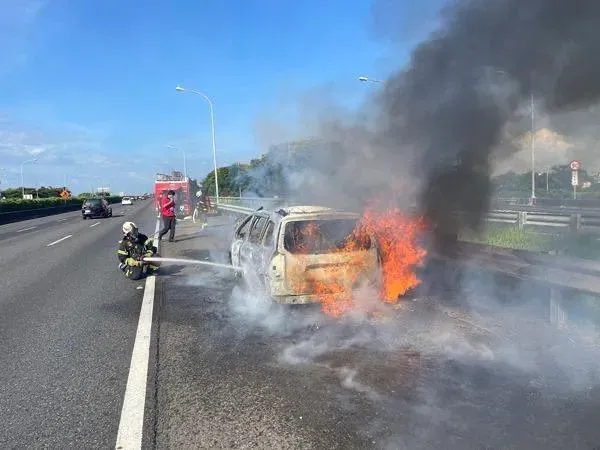 快訊/國1南下263.9K嘉義段「休旅車燒起來」！　4人一度受困