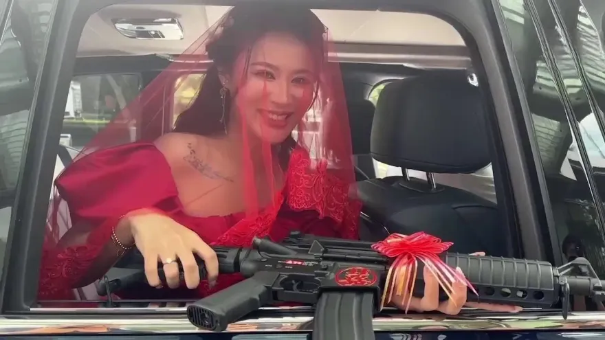 影/台中超派新娘出嫁爽拋步槍！被3億超豪車隊迎娶嬌笑「我脾氣比較大」