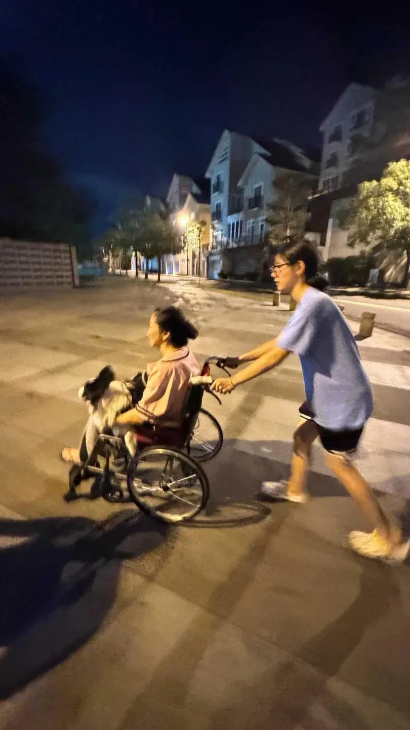 才遭謠傳「被政府拘留」！陶晶瑩突曬輪椅照：好長的2針　近況曝光了