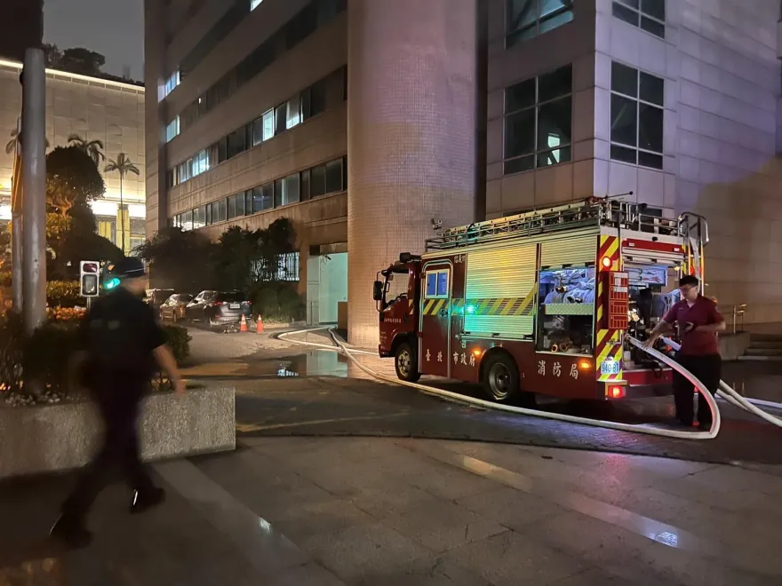 影/刑事局深夜火警！警鈴響徹大樓　起火點是儲藏室：裡面有彈殼