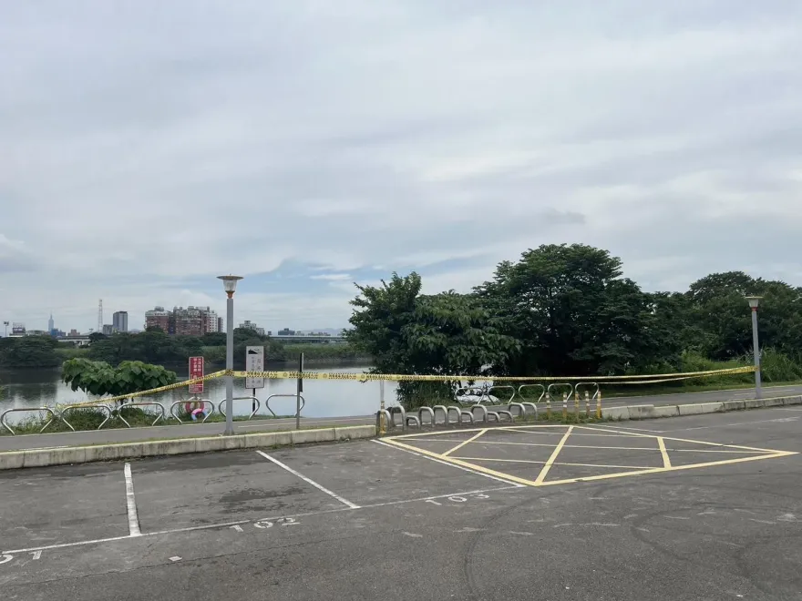 快訊/新北華江橋男浮屍「載浮載沉」！整套黑色衣褲沒證件