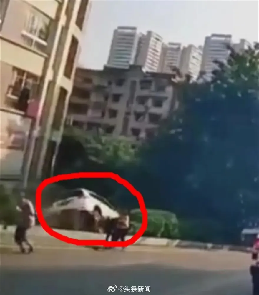 影/禍從天降！轎車衝出馬路墜落社區　無辜住戶走路遭狠砸倒地