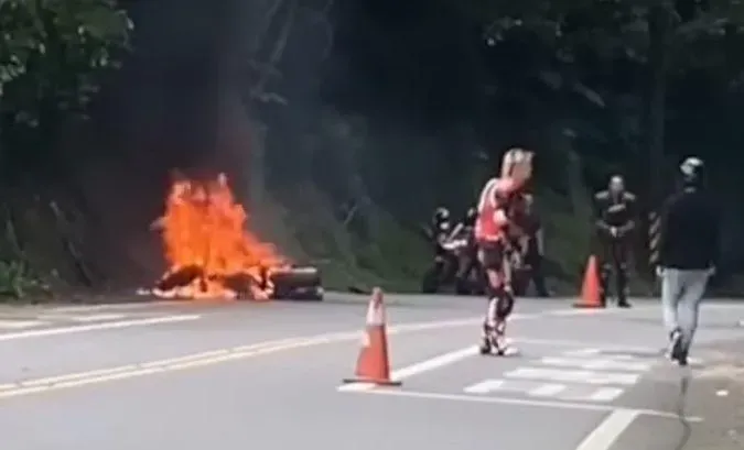 快訊/命大！北宜公路重機大火球　他「自摔撞電桿」還活著站起來