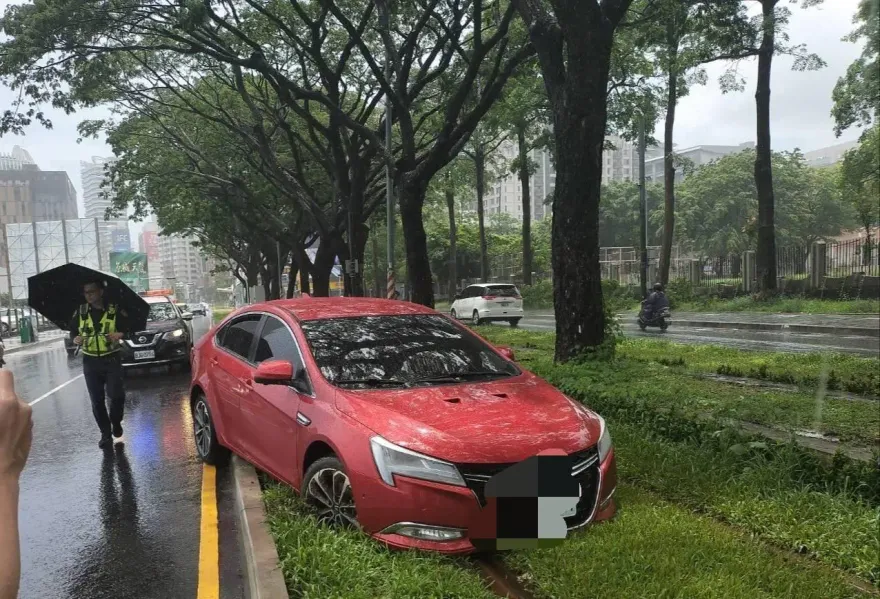 快訊/高雄恍神婦開車闖入輕軌軌道區　恐吞7500元罰單