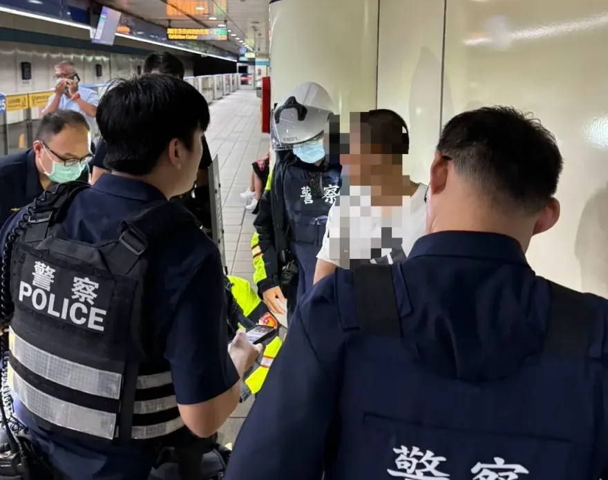 快訊/捷運府中站男車廂內磨「30公分銼刀」！ 5警衝月台壓制畫面曝