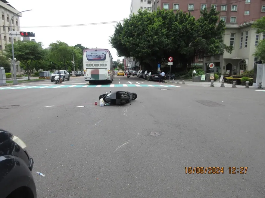 27歲女在台體大前擦撞公車！「四肢變形」身亡　母崩潰痛哭