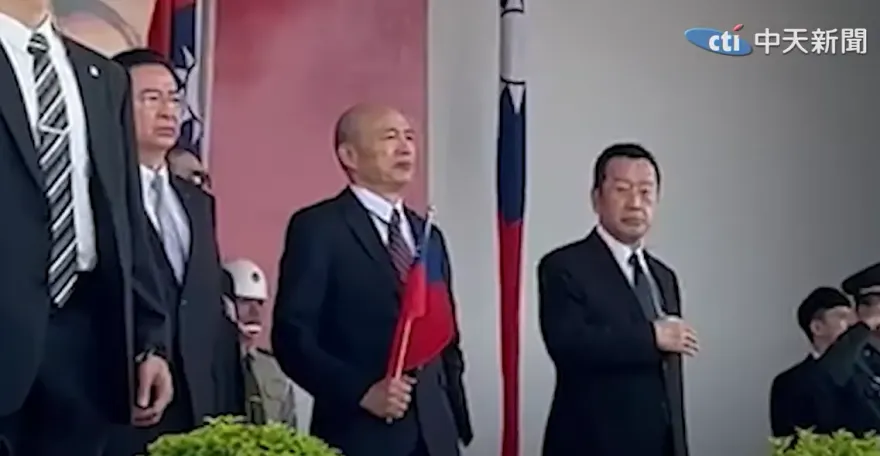 陸官校慶喊敬禮　顧立雄手足無措偷瞄韓國瑜　張延廷提醒：魔鬼藏在細節裡
