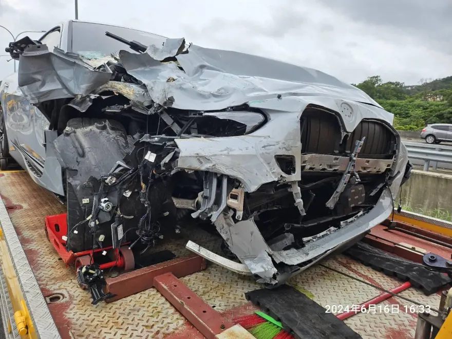 快訊/撞擊瞬間曝！嫩男開BMW沒減速衝休息站「撞7車釀3傷」