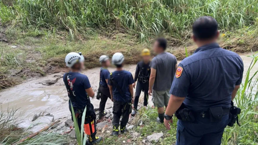 快訊/高雄牛稠埔溪農婦疑遭沖走！岸邊剩雨鞋　警消、無人機協尋