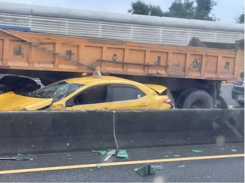 快訊/國2南桃園段4車連撞！小黃被擠成夾心餅乾　砂石車折成「ㄑ字型」