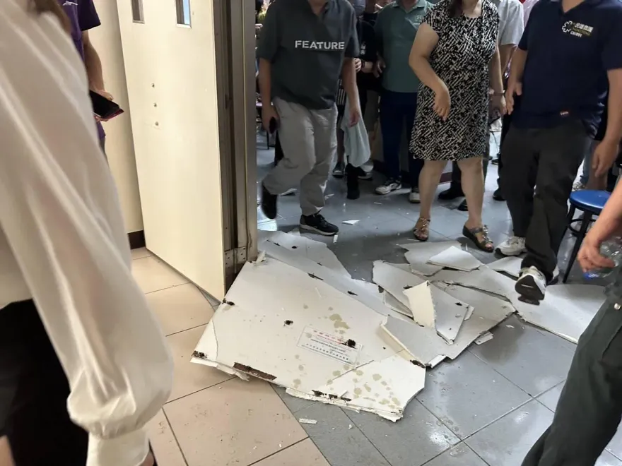 快訊/嘉義福樂國小畢典天花板掉下來　砸傷2家長頭部