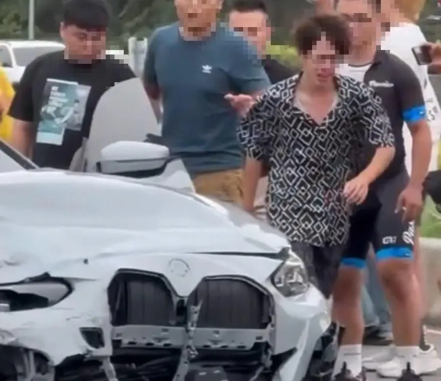 影/開BMW未減速...衝休息站撞7車釀3傷　嫩男駕駛抱頭哀號「修車費估百萬」