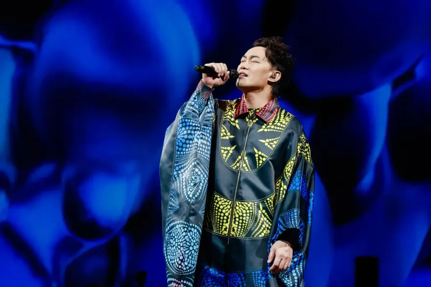 陳奕迅骨裂住院「只能吃流質」！再宣布6場演唱會延期　康復近況曝光