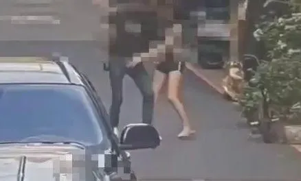 影/關你何事？北市熱褲妞跟男友吵架　女方友人當街持槍叫囂要「討說法」