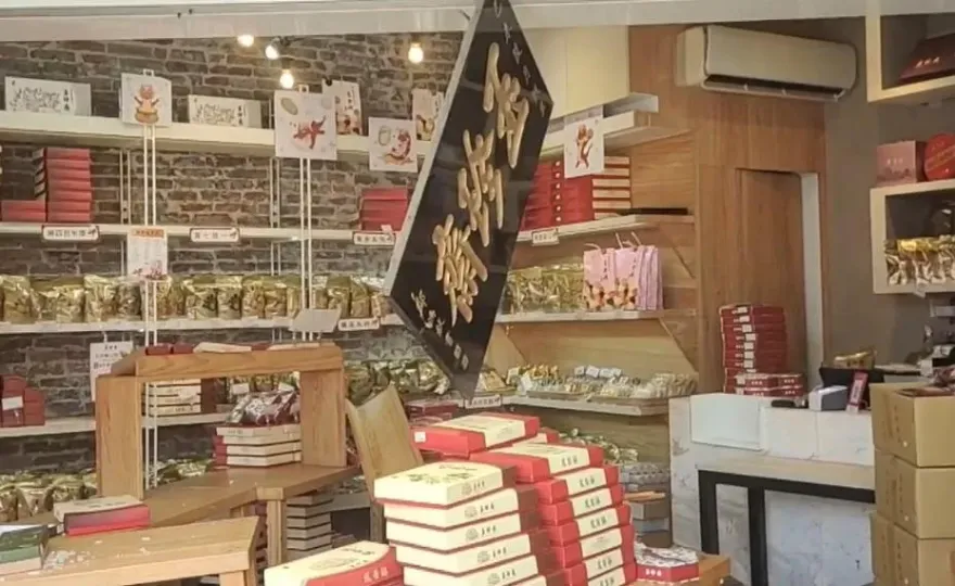 影/直擊撞擊！貨品、玻璃散一地「損失破百萬」　鹿港玉珍齋拼明天復業