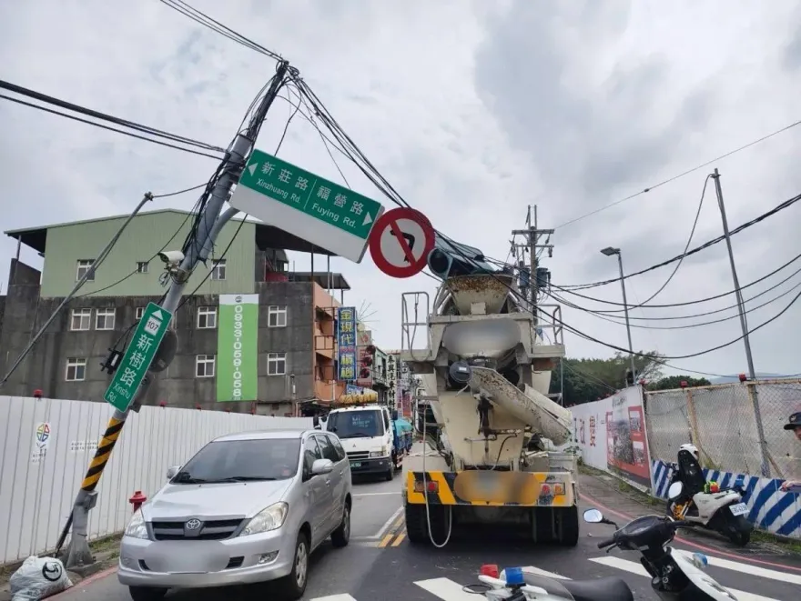 影/號誌桿當場被拉倒！新莊水泥預拌車勾到電線闖禍　交通一度癱瘓