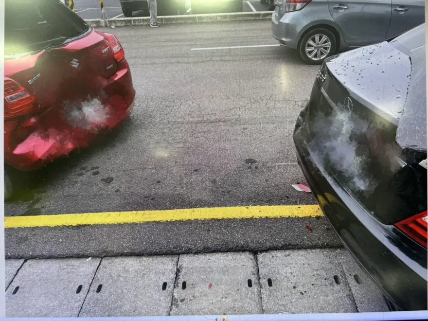 影/桃園後火車站「玩命碰碰車」！女三寶倒車打錯檔撞高檔賓士「擋風玻璃噴出來」