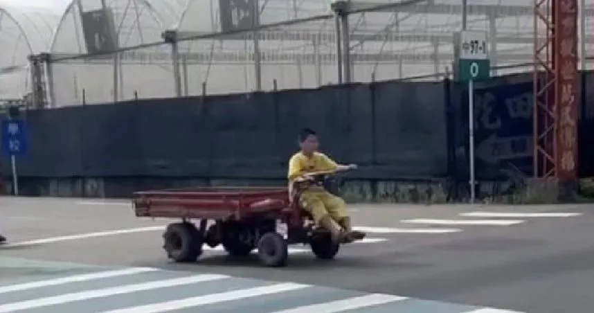 影/把農用車當玩具車！10歲男童爽開上路趴趴走　警無奈「尚無罰則」
